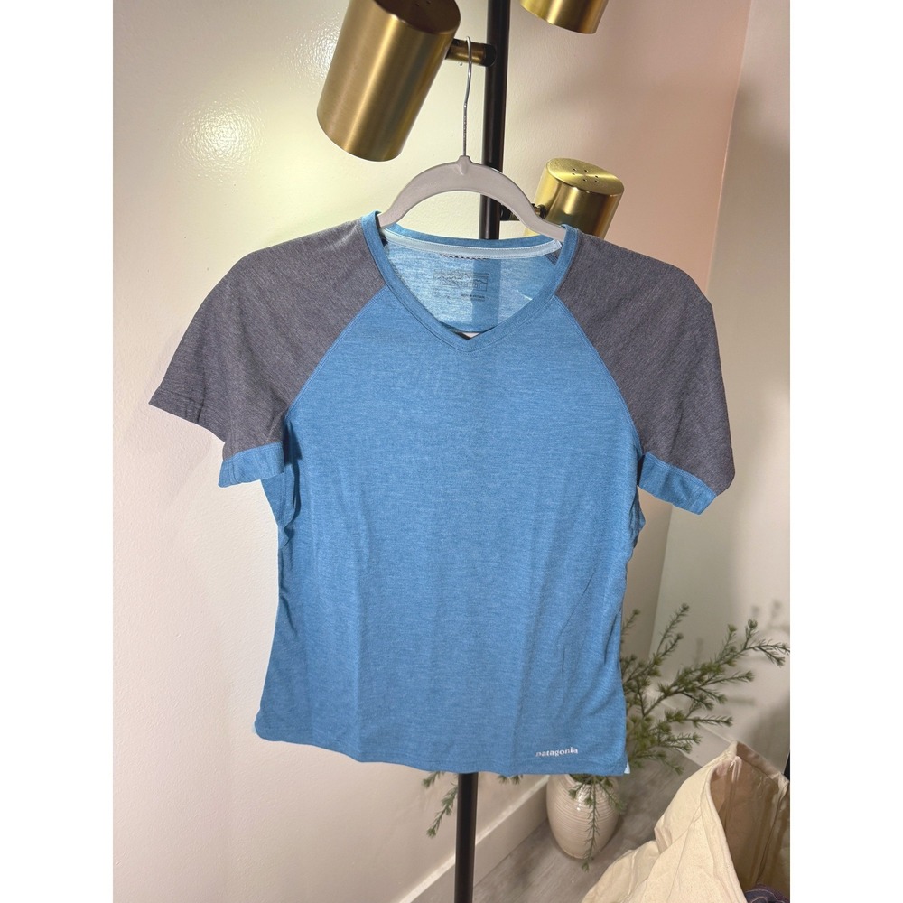 Patagonia Women Blue Capilene Daily Raglan V-Neck Short Sleeve T-Shirt Small